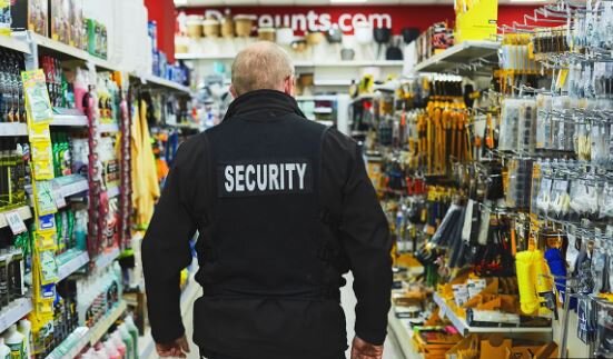افزایش سرقت از فروشگاه‌ها در انگلیس؛ از بحران هزینه‌های زندگی تا مجازات‌های کیفریِ ناکارآمد